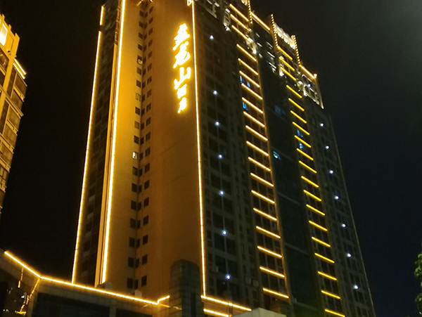 宇泉投光燈：光芒匯聚，萬(wàn)千華彩